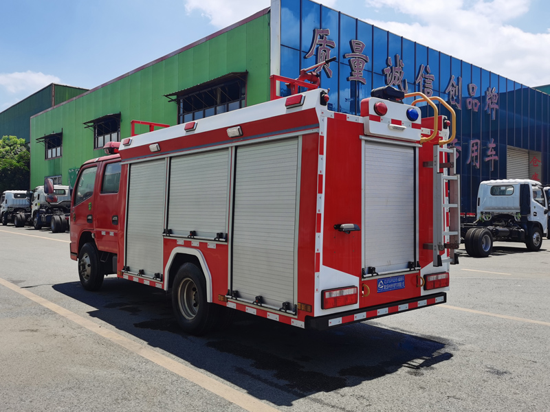 东风多利卡2.5吨水罐消防车