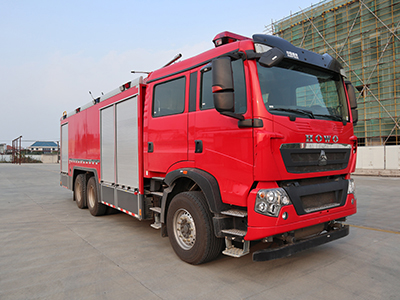 重汽豪沃11m³干粉泡沫联用消防车