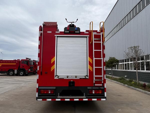 重汽豪沃12m³干粉水联用消防车