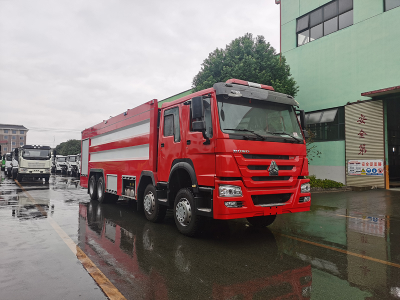 国三重汽豪沃25吨水罐消防车