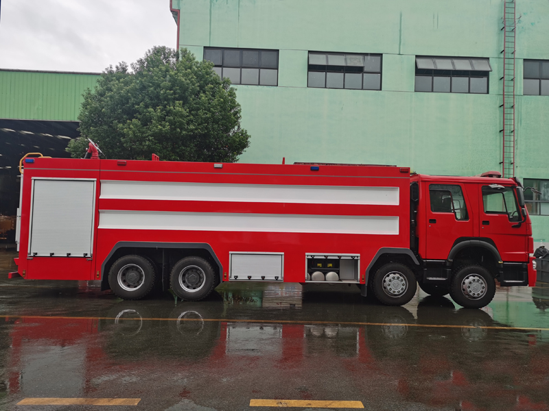 国三重汽豪沃25吨水罐消防车