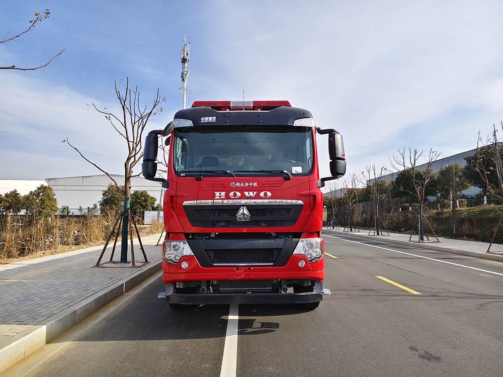 重汽豪沃25m³泡沫消防车