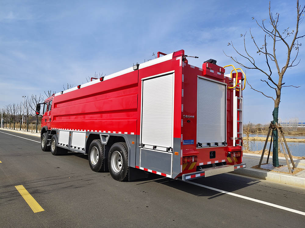 重汽豪沃25m³泡沫消防车