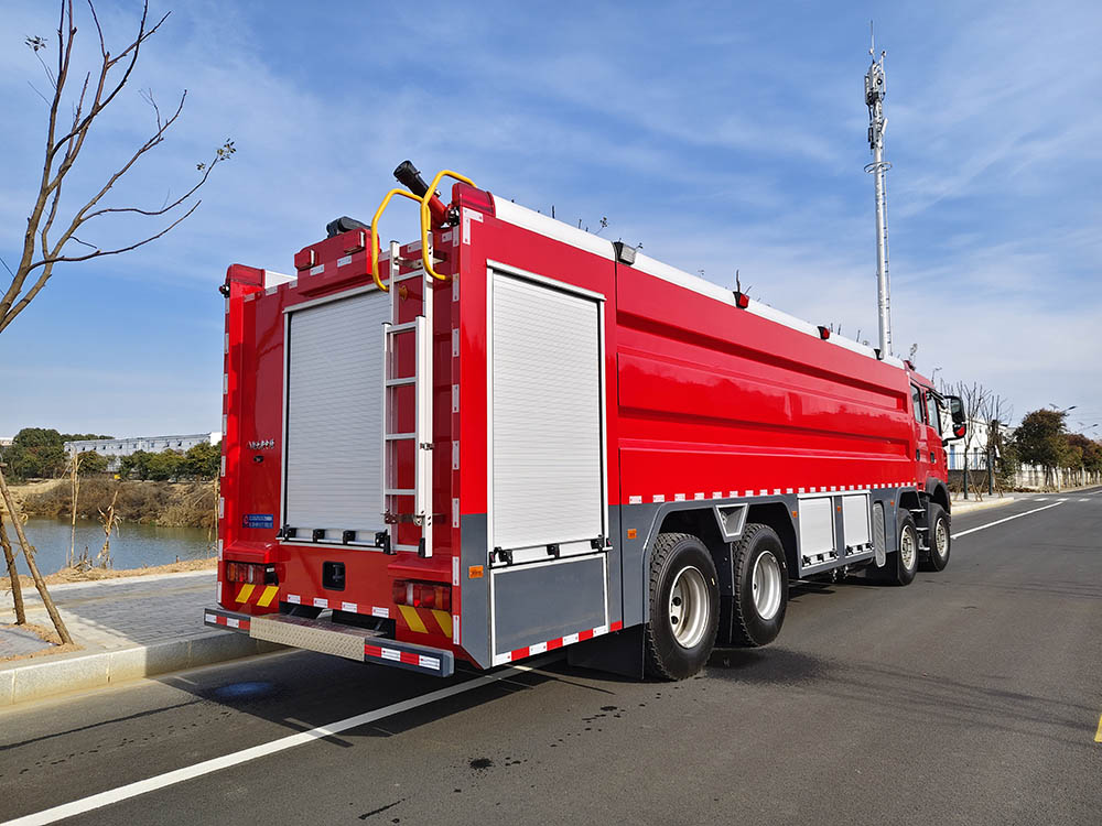 重汽豪沃25m³泡沫消防车