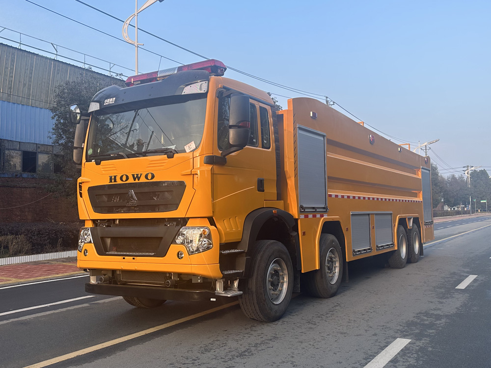 重汽豪沃25m³泡沫消防车
