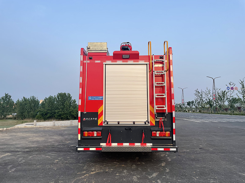 重汽豪沃17m³泡沫消防车
