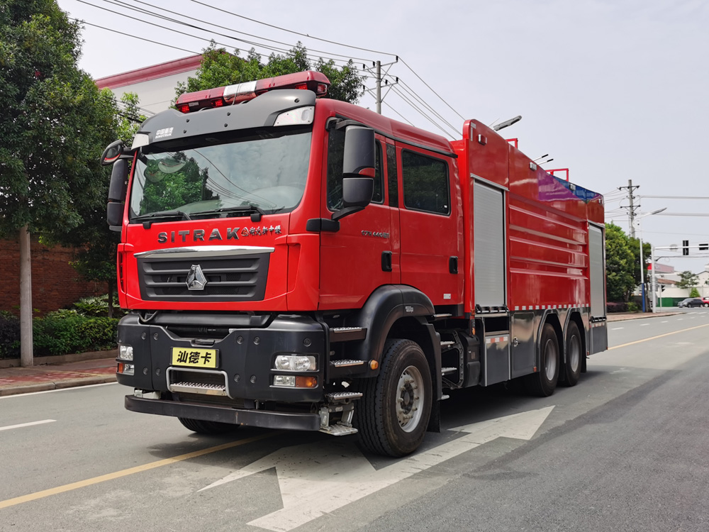 重汽汕德卡17m³泡沫消防车