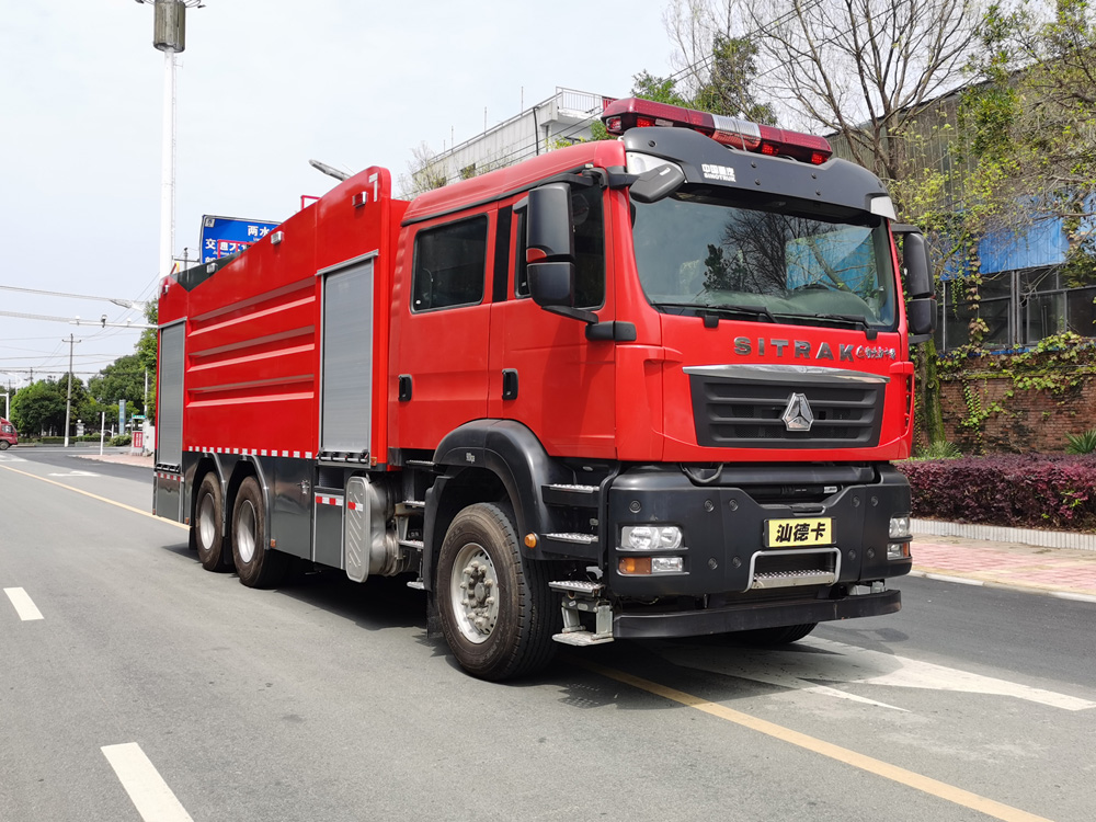 重汽汕德卡17m³泡沫消防车