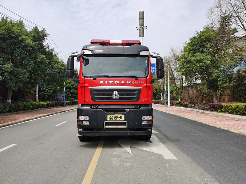 重汽汕德卡17m³泡沫消防车