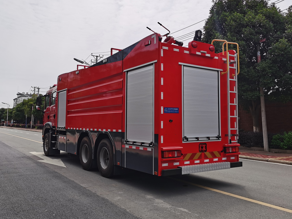 重汽汕德卡17m³泡沫消防车
