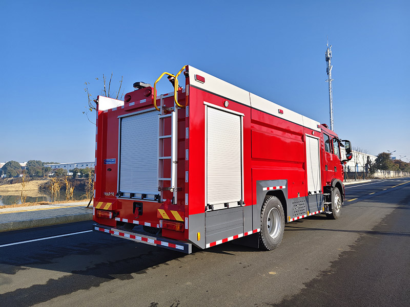重汽豪沃8m³泡沫消防车