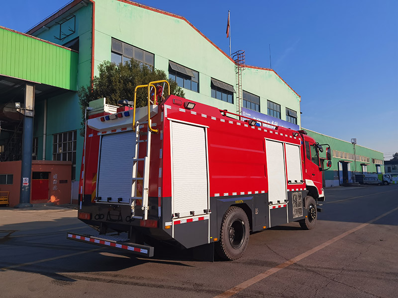 天锦四驱6吨泡沫消防车